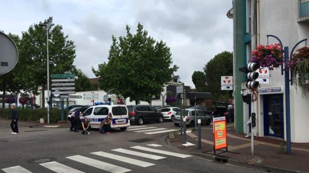 Miembros de Daesh asaltan una iglesia en Francia y matan a un cura