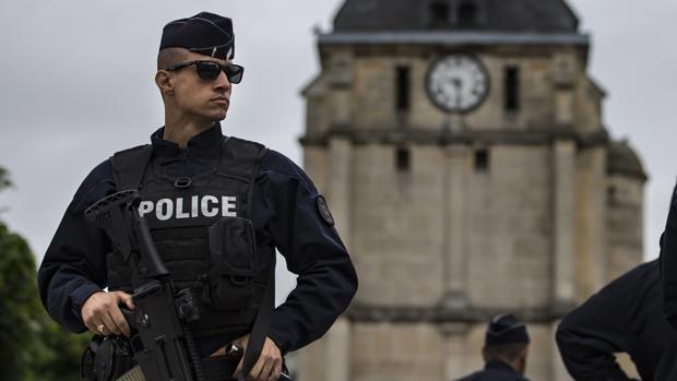 Un policía vigila hoy los alrededores de la iglesia de Saint Etienne du Rouvray, Normandía tras el ataque terrorista de ayer