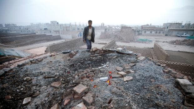 Un hombre observa la destrucción en Saná, capital de Yemen, el pasado 1 de junio