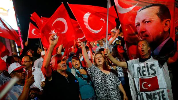 Turcos se reunen para gritar eslóganes y ondear sus banderas en apoyo al Gobierno de Erdogan tras el golpe de Estado frustrado