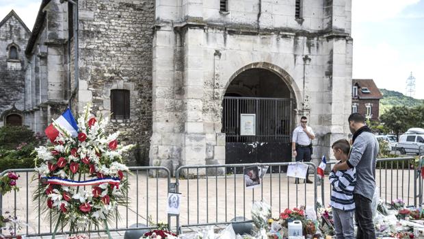 Mensajes y flores junto a la iglesia donde fue asesinado el padre Jacques Hamel