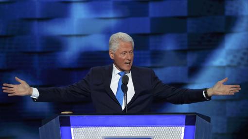 Bill Clinton durante un momento de su discurso en el que alabó a su mujer Hillary