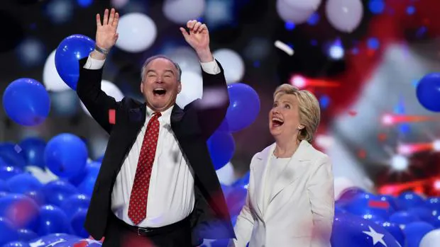 El candidato a vicepresidente Kaine y Clinton disfrutan de los globos del fin de fiesta de la Convención Demócrata