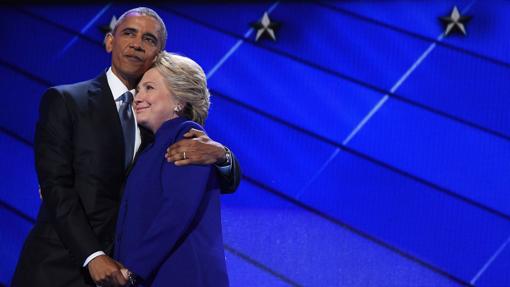 Obama abraza a Clinton tras su discurso de despedida en la Convención Demócrata