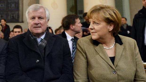 El primer ministro de Baviera, Horst Seehofer, junto a Angela Merkel en la capital de Berlín en febrero de 2013