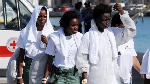 Tres mujeres africanas a su llegada al puerto de Trapani, Italia el 22 de julio