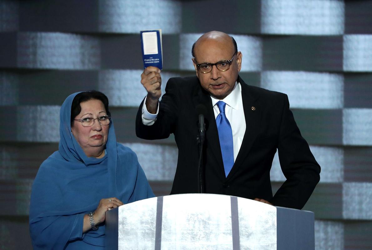 Ghazala y Khizr Kahn durante la convención del Partido Demócrata