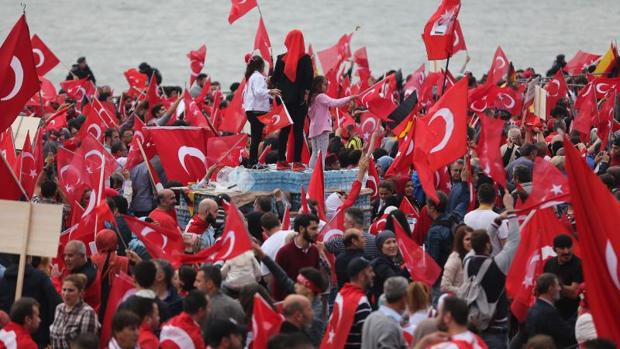 Manifestantes con banderas de Turquía en Colonia