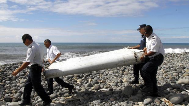 El flaperón encontrado en la isla Reunión el año pasado es la evidencia más fuerte de que el avión fue «planeando» sobre el océano