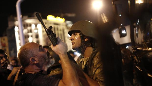 Un policía turco arresta a un soldado en la plaza de Taksim durante el fallido Golpe de Estado del pasado 15 de julio