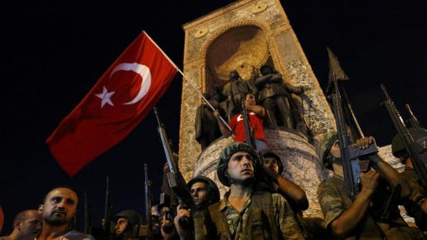 Militares, junto a civiles con banderas turcas en la plaza Taksim de Estambul