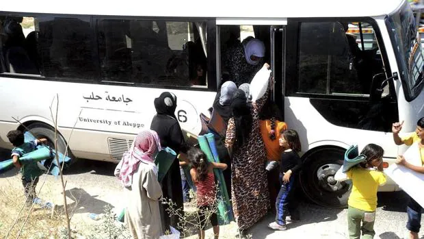 Decenas de familias evacúan la ciudad de Alepo