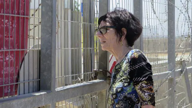 Daniela Gordon observa atenta cómo los militares piden los permisos de entrada a los palestinos