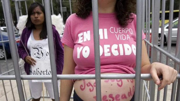Varias mujeres protestan a favor del aborto en Ciudad de México