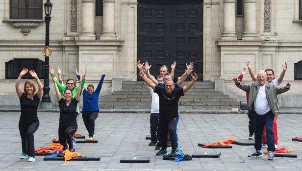 Kuczynski, primero a la derecha, y sus ministros, en plena sesión de gimnasia antes del Consejo