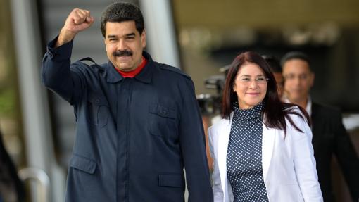 Nicolás Maduro, junto a su pareja, Cilia Flores