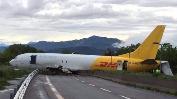 Un avión se estrella en una carretera de Italia tras rebasar la pista del aeropuerto