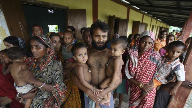 Varios ciudadanos indios en un centro en Kokrajhar en una foto de archivo de 2012