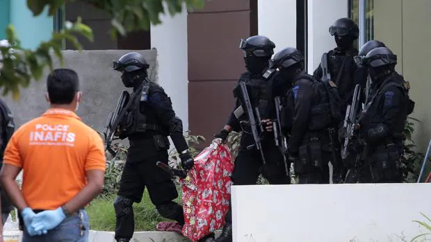 La policía de Indonesia sale tras incautar una bolsa en la operación anti-terrorista hoy en la isla de Batam