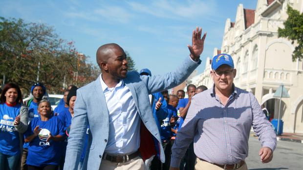 El líder de Alianza Democrática (AD), Mmusi Maimane, saluda a sus seguidores durante una campaña en Port Elizabeth este martes