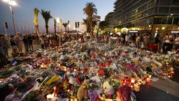 El homenaje floral a las víctimas del atentado en el Paseo de los Ingleses de Niza