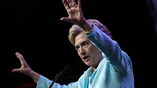 Hillary Clinton, candidata demócrata a la Casa Blanca, se dirige a las asociaciones nacionales de periodista negros e hispanos este viernes en Washington