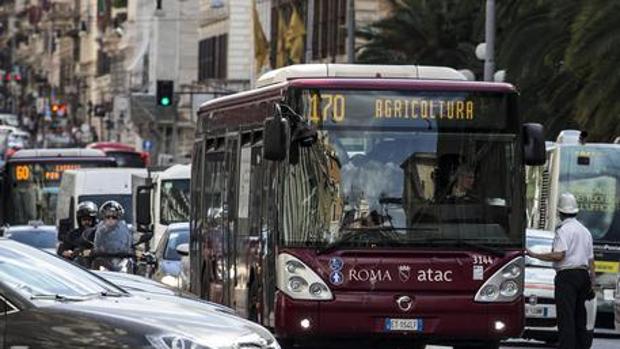 Los autobuses llegan a sus destinos con mucho retraso en una Roma que vive el colapso de sus transportes
