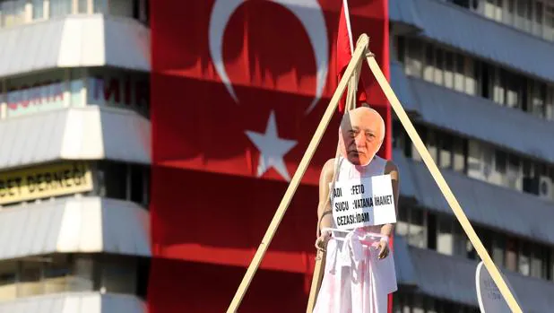 Manifestantes muestran un muñeco con una careta de Gülen ahorcado durante una manifestación pro-Gobierno el pasado 2 de agosto en Ankara