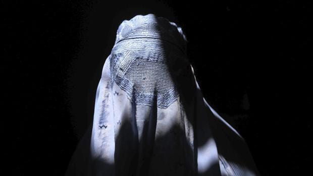 Una mujer afgana cubierta por un burka, en una imagen de archivo