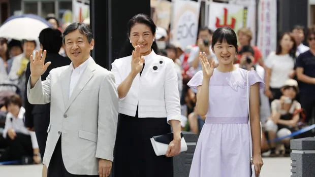 Naruhito (izquierda) junto con su mujer Masako (centro) y su hija Aiko (derecha) hoy en un acto oficial