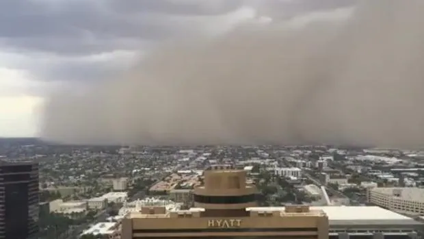 La ciudad de Phoenix, cubierta por la nube de polvo