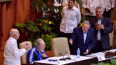 Fidel Castro, aplaudido en el último cónclave comunista en abril