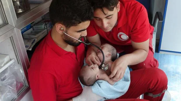 Dos bebés siameses logran romper el cerco de la guerra en Siria
