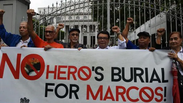 Varios manifestantes enfrente del Tribunal Supremo piden hoy revocar la categoria de héroe a Marcos