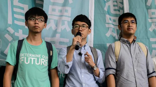 Wong (izquierda) Law (centro) y Chow (derecha) hablan a la prensa hoy tras la publicación de la sentencia