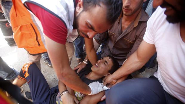 Paramédicos ayudan a un palestino herido durante un enfrentamiento con los soldados israelíes