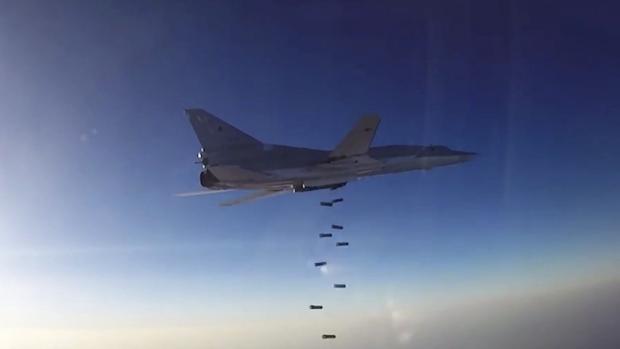Fotograma de un vídeo facilitado por el Ministerio de Defensa ruso hoy 16 de agosto de 2016 que muestra a un bombardero, modelo Tu-22M3, que despegó de la base militar iraní de Hamedan bombardeando la ciudad de Alepo,