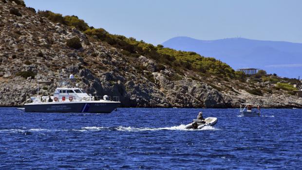 La guardia costera y algunos pescadores realizan labores de rescate de los pasajeros accidentados en una embarcación turística en la isla de Egina, Golfo Sarónico, Grecia