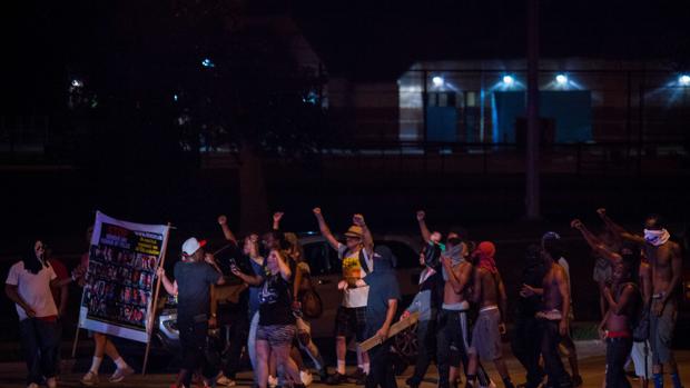 Varios manifestantes en la noche del domingo protestan por la violencia racial en las calles de Milwaukee