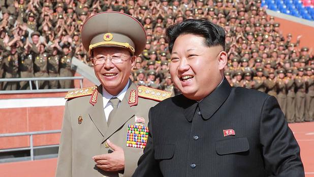 Kim Jong-un sonriente, como siempre, junto con el jefe del Ejercito en el desfile militar el pasado octubre