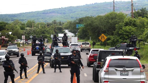 Policías de la fuerza Nayarit vigilan el pasado 17 de agosto en una carretera del estado de Nayarit, México, tras el secuestro de