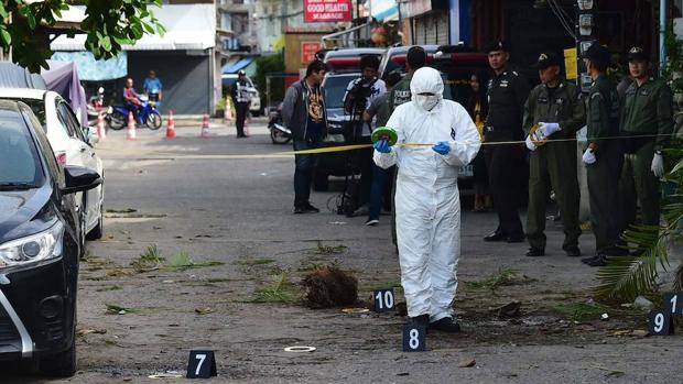 La policía tailandesa recopila pruebas en el lugar del atentado