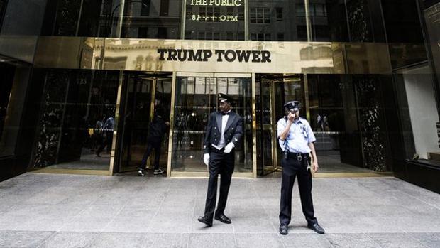 Dos bedeles en la puerta de la Torre Trump en la Quinta Avenida en Manhattan, Nueva York