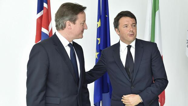 Matteo Renzi (d) y el exprimer ministro británico, David Caemeron, en la Expo de Milán el pasado junio