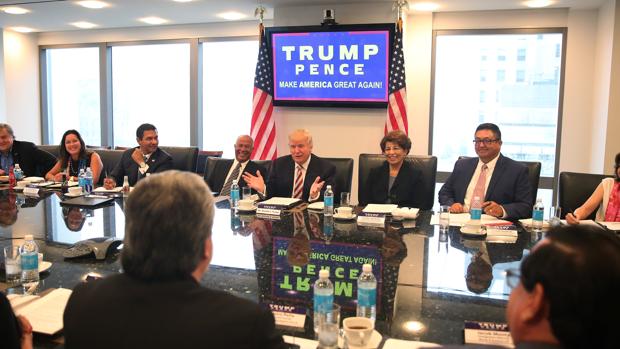 Trump durante su primera reunión con su recién creado «Consejo Asesor Hispano» el pasado día 20 de agosto en la Torre Trump en Manhattan, Nueva York