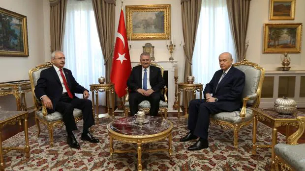 Binali Yildirim durante un encuentro con representantes de la oposición siria