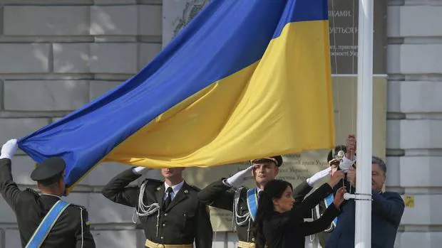 El presidente ucraniano, Petro Poroshenko, iza una bandera durante en la plaza Santa Sofía de Kiev
