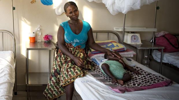 Una madre y su hijo en uno de los hostipales gratuitos para luchar contra la malaria