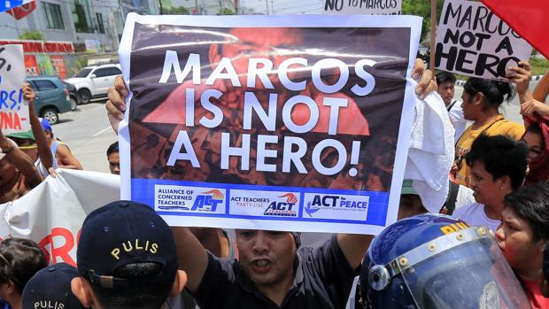 Ciudadanos filipinos se manifiestan contra el entierro de Marcos en el cementerio de los héroes el pasado 18 de agosto