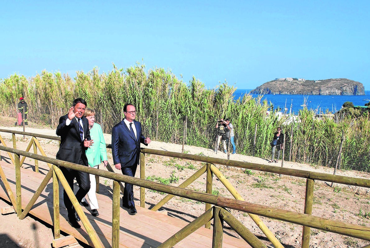 Renzi, Merkel y Hollande pasean ayer por la isla de Ventotene